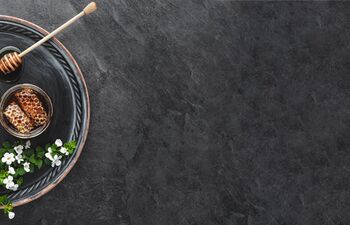 Propolis et produits de la ruche posés dans une assiette, Bienfaits de la propolis pour la peau